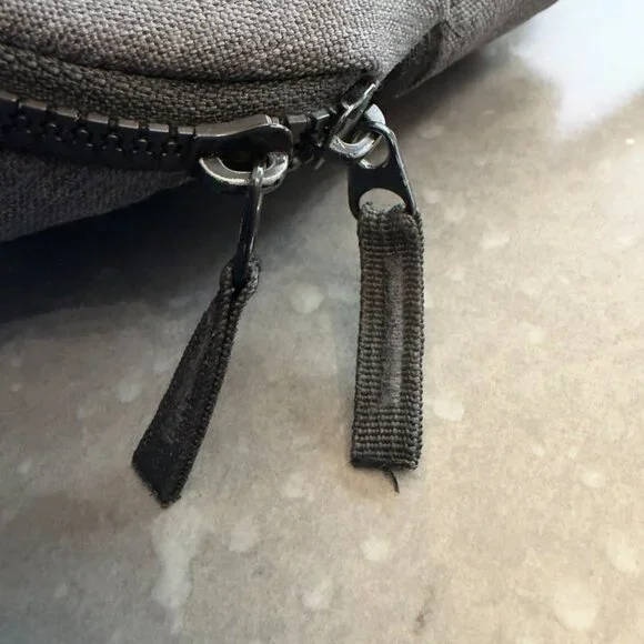 Oakley Gray Enduro 25L Backpack – Multi-Compartment Tech / Travel Bag - Picture 7 of 16